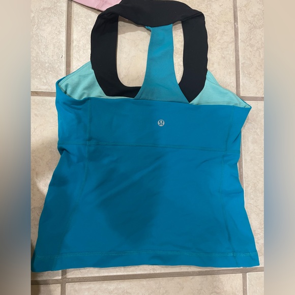 LULULEMON BUNDLE.  Size 6 tops - Picture 3 of 7
